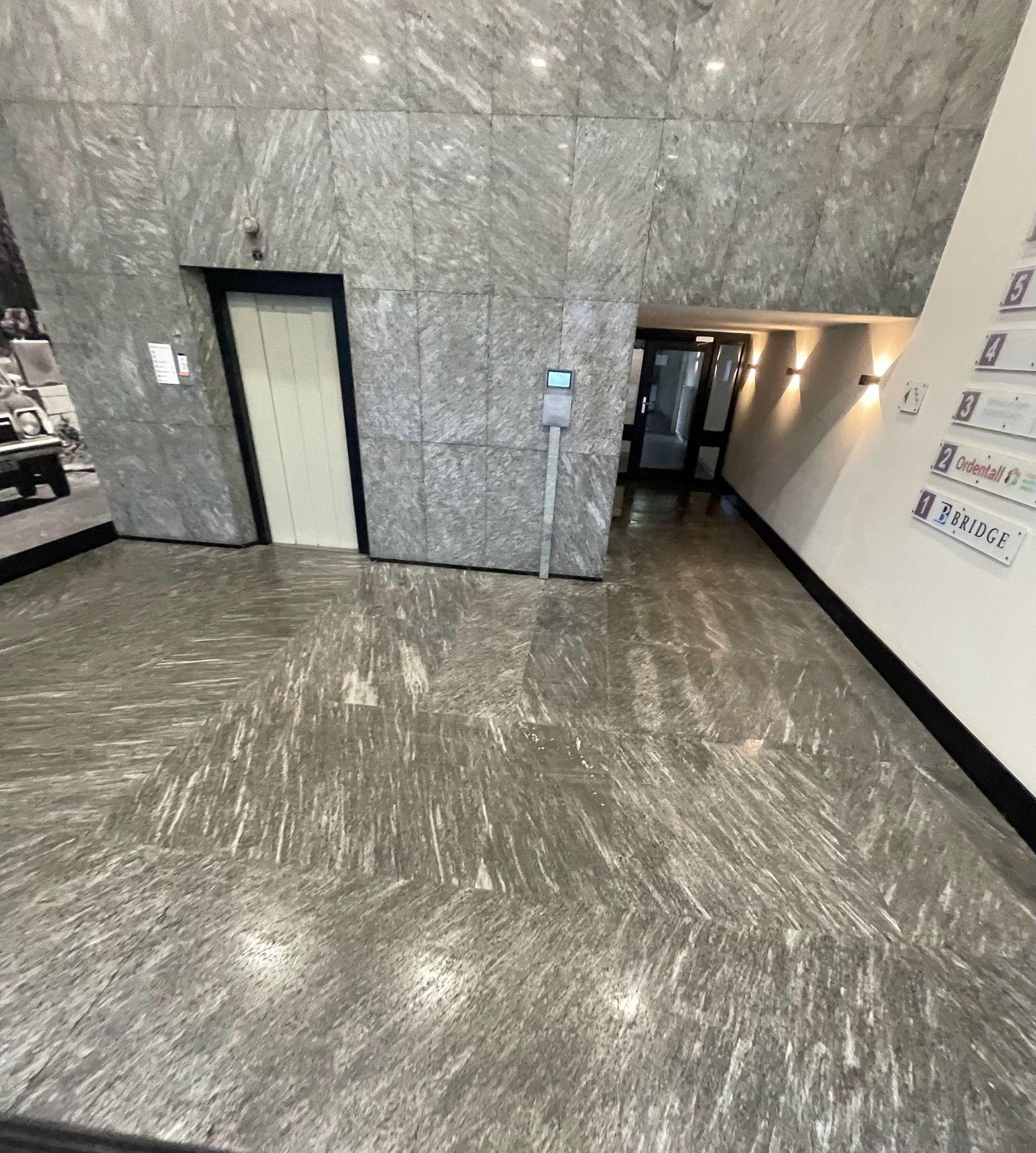 Marmeren lift lobby