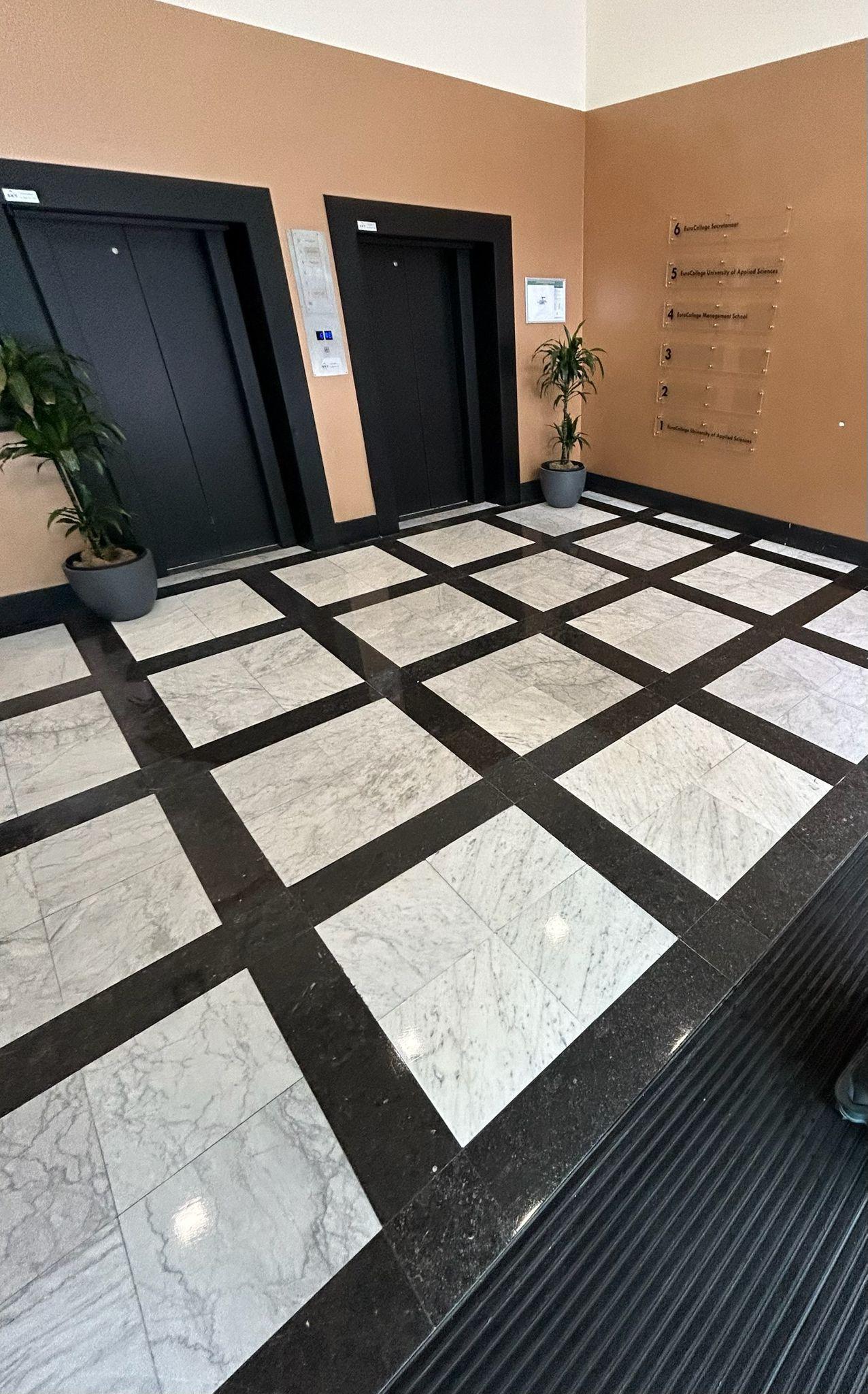 Marmeren lobby reiniging